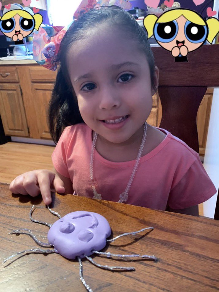ms_gilmoree's tweet photo. Thanks @Leeweerichards for teaching us about spiders and helping us to make our own! @Hampton_Street #MineolaProud https://t.co/j73XXCluBq