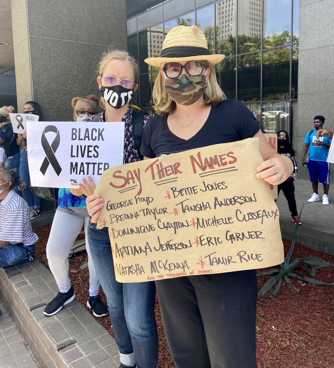 GUSU_LA's tweet photo. No justice, no peace. #BLMLA https://t.co/KrKnkmyE1w