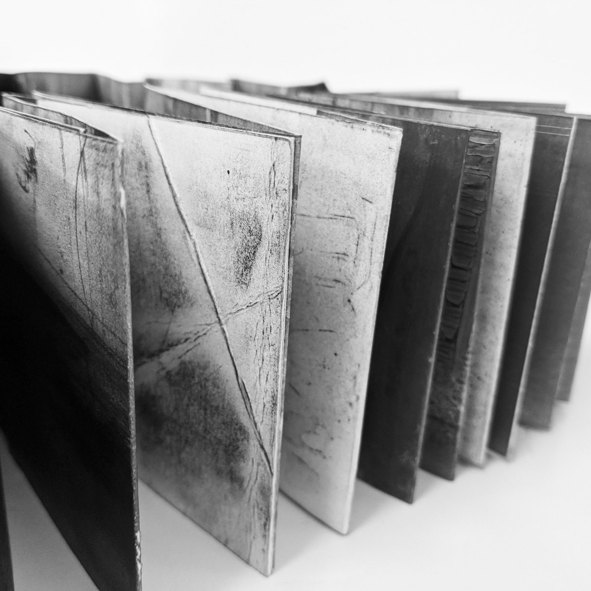 Louisa_Crispin's tweet photo. Glimpses
.
#glimpse #connection #graphite #mixedmedia #drawing #graphitedrawing #graphitepowder #flightpath #wasps #markmaking #workinprogress #worksonpaper #bookmaking #contemporarydrawing #contemporaryartist #consertinasketchbook #folding #rwabristol #rwanetwork #bookart https://t.co/cBI2wix4bs