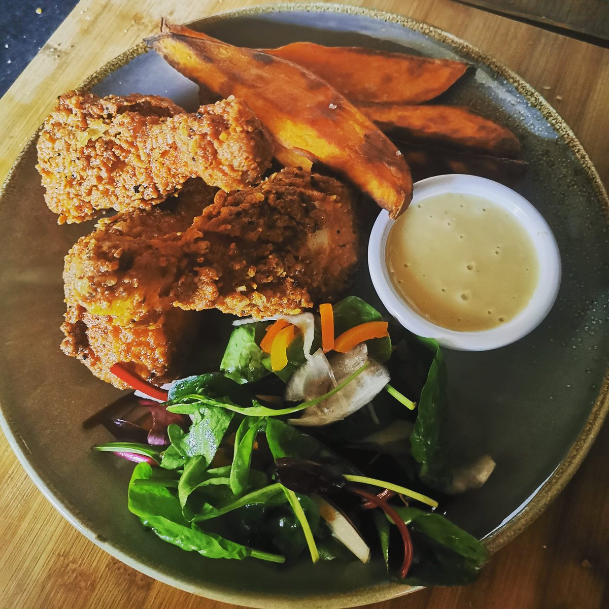 eoghanmulgrew1's tweet image. Cajun fried chicken drumstick, sweet potato wedges, pickled chili and red onion salad, maple Mayo #idocooking #friedchicken #irishchef #dinner #sweetpotato