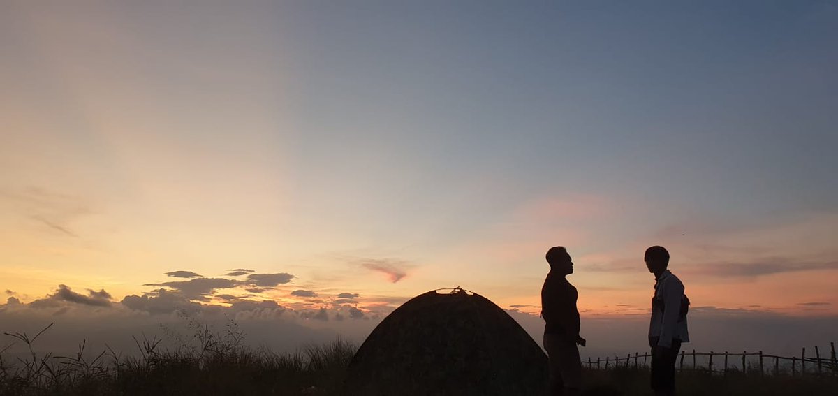 gunungcorong's tweet photo. Pagi hari atau sore hari nih?
#GunungCorong #PesonaIndonesia #exploretegal #infotegal #jejeg https://t.co/Ww5pBjY02a