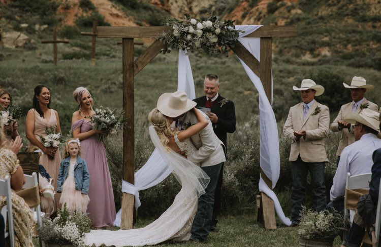 _cassi_jo_'s tweet image. Celebrating 1️⃣ year with this guy!  And yes, I love him more now than I did then. ❤️ #HappyAnniversary @bill_hammerness #kissyourbride #always 😘😉