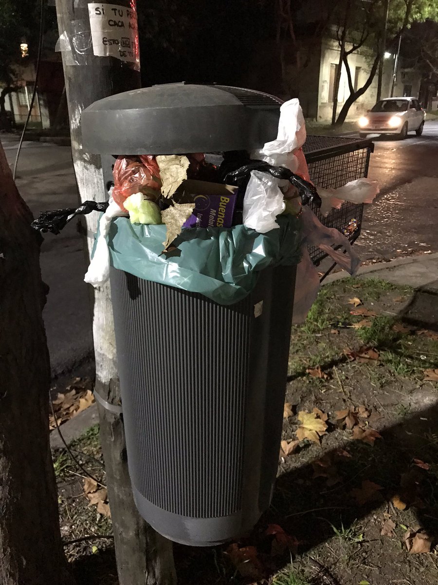 FerchoMU's tweet photo. @HUMVL @VivamosVL @jorgemacri seguimos en la línea, tengo que volver a publicar que no limpian los basureros, olor feo y todas las kakas de los perros acumuladas ahí! La imagen lo dice todo! https://t.co/LwK3zbumRr