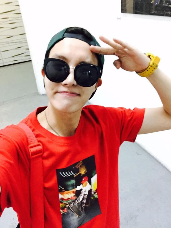 GCFmeeting's tweet photo. É proibido passar pelo Hoseok em modo Jung Rafael sem marcar o BTS

@BTS_twt https://t.co/gT90i9a91B