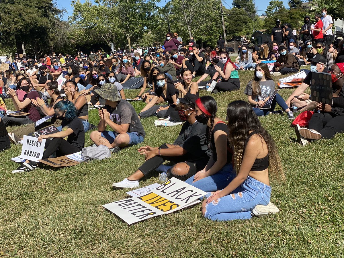 CeeVeeMatters's tweet photo. Hundreds of protesters marched down #CastroValley Boulevard, gathered at Adobe Park for a #BlackLivesMatter rally.

@Nate_Miley welcomed crowd, said that police should be “guardians,” not “warriors.” He spoke with @ACSOSheriffs &amp; @NancyOMalleyDA1 about reforms in Alameda County. https://t.co/BdORmMcxC2
