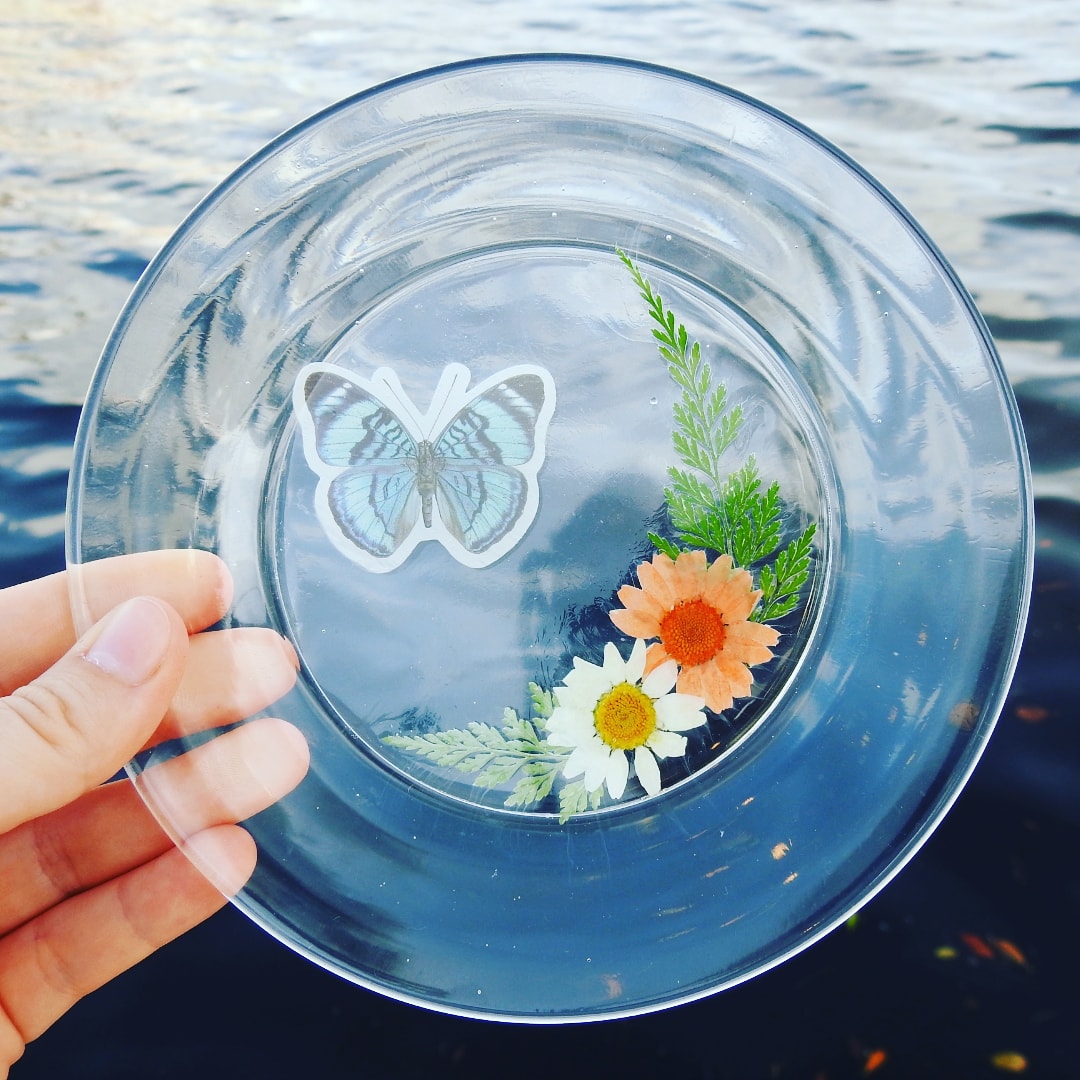 funkywallfl0wer's tweet photo. Trinket dish made out of resin with real pressed flowers! 🦋🌿🌻
~
~
~
#jewelry #flowers #daisy #iridescent #halographic #aesthetic #peace #tray #quarantine #rainbow #hippie #butterfly #ocean #resinart #stoner #trippy #psychedelic #art #artofinstagram #space #galaxy #saturn https://t.co/cHk2TRf22Y