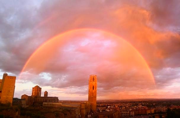 He rebut moltes fotos posturils però per despedir lo dilluns em quedo amb aquest #arcdesantmarti #Lleidatanament espectacular sobre la #SeuVella de lo <a href="/roger/">Roger</a>.prenafeta, merci!