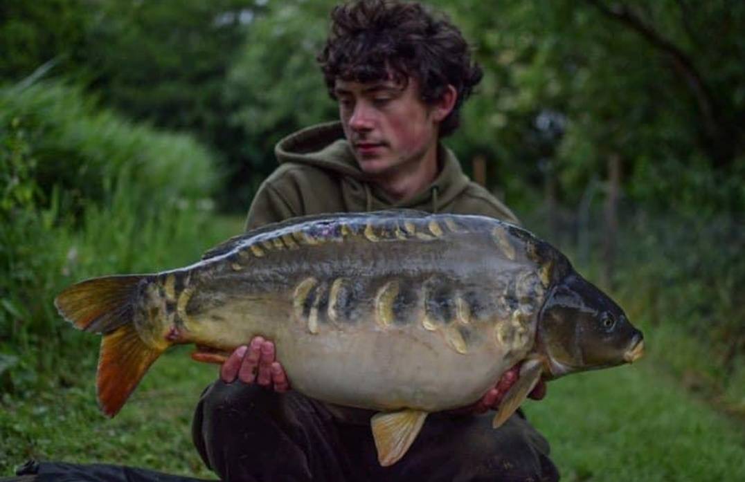 Increditackle's tweet photo. Team member Adam Long  with an absolute gem from a recent session 👌. 

21lb 12oz caught on a solid bag made out of size 4 wide gape , incredi-braid with the coating stripped off.

Quality fish Adam well done mate 👍🔥🎣🐳. https://t.co/8MNw3Sy62x