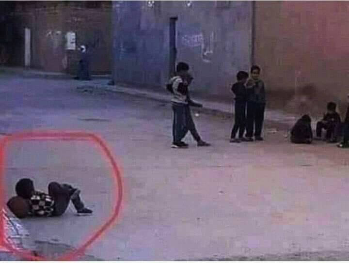 يتناقشون عن من يلعب ومن لا يلعب حتى وان طال النقاش فهو خارج اطار ذلك النقاش وسيلعب اساسي ﻷنه صاحب الكره......
انها سلطه المال يا ساده.