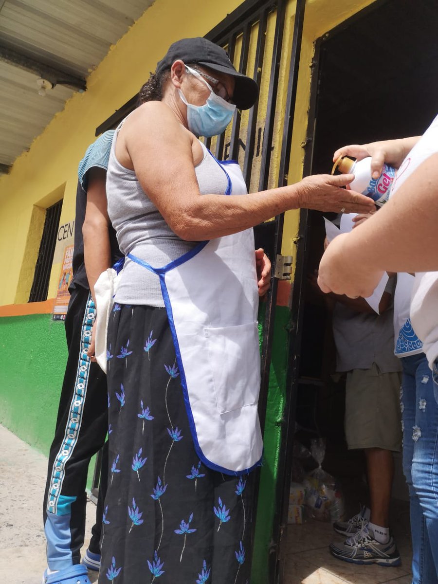 FUNADEH_GENESIS's tweet photo. La tarde de ayer coordinadores y voluntarios del #CDAJ Flor #1 entregaron 115 bolsas de alimentos, mascarillas ,hojas informativas y jabón líquido gracias a la donación de voluntarios civiles quienes también colaboraron con la entrega, agradecemos a cada uno por su solidaridad. https://t.co/NM1tcqsr4y