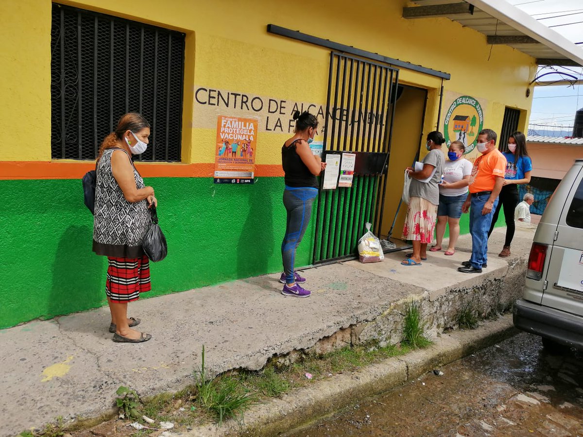FUNADEH_GENESIS's tweet photo. La tarde de ayer coordinadores y voluntarios del #CDAJ Flor #1 entregaron 115 bolsas de alimentos, mascarillas ,hojas informativas y jabón líquido gracias a la donación de voluntarios civiles quienes también colaboraron con la entrega, agradecemos a cada uno por su solidaridad. https://t.co/NM1tcqsr4y