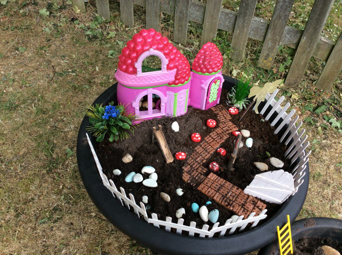 NET_Katherines's tweet image. Last week EYFS critical worker children worked hard to make a fairy garden. We planted strawberries so hopefully we’ll be able to eat some in a few weeks! 🧚‍♀️🍄🍓🌈 #NETKPA #NETAcademies #theNETway #KeyWorker #SocialDistancing #School #FairyGarden #nolimits