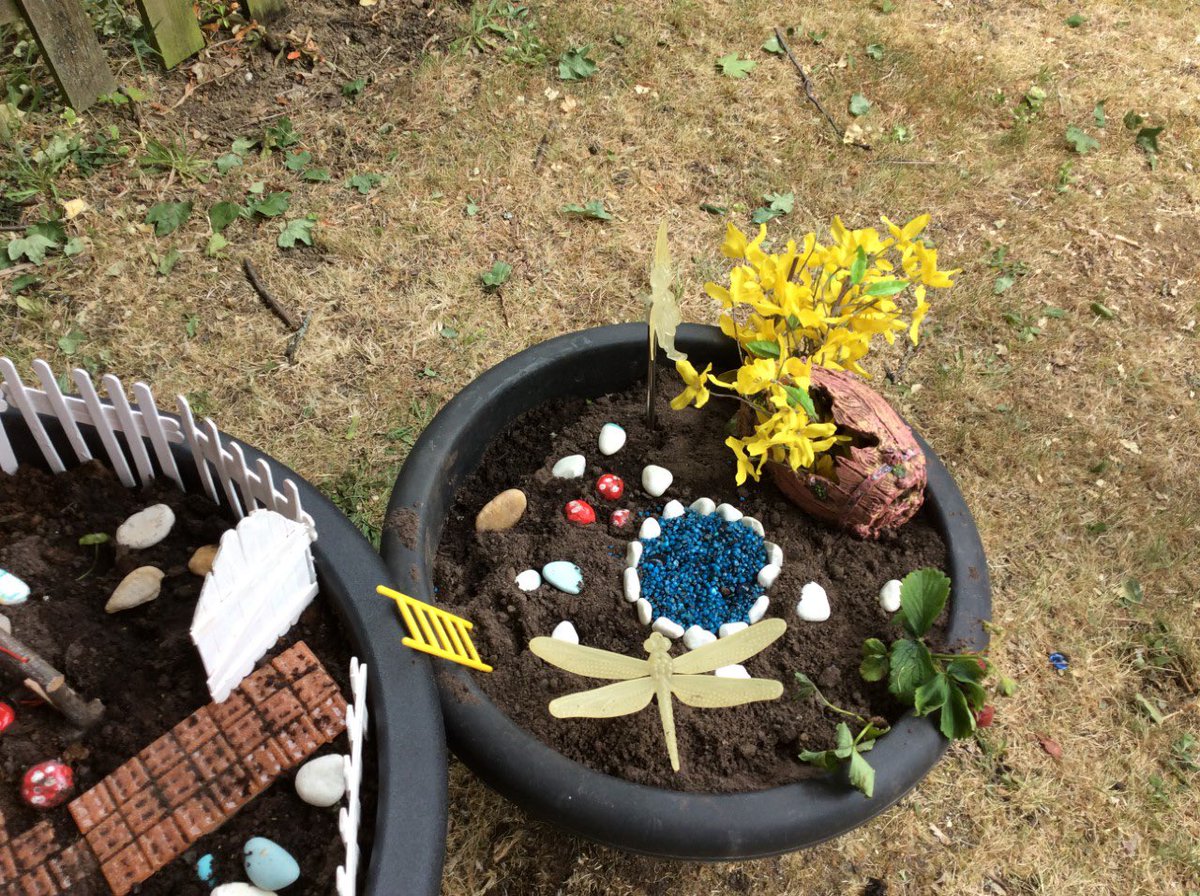NET_Katherines's tweet image. Last week EYFS critical worker children worked hard to make a fairy garden. We planted strawberries so hopefully we’ll be able to eat some in a few weeks! 🧚‍♀️🍄🍓🌈 #NETKPA #NETAcademies #theNETway #KeyWorker #SocialDistancing #School #FairyGarden #nolimits