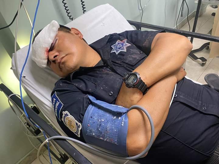 Fernando_SSPCM's tweet photo. Después de catorce días en estado de coma fallece el Oficial Joel Ruiz Saraos policía de Tijuana, al cual hirieron con un picahielo en el ojo y este penetró hasta su cerebro cuando atendió un llamado de una persona ebria escandalizando en la vía pública.
1/2 https://t.co/QW7LZX1Hcc