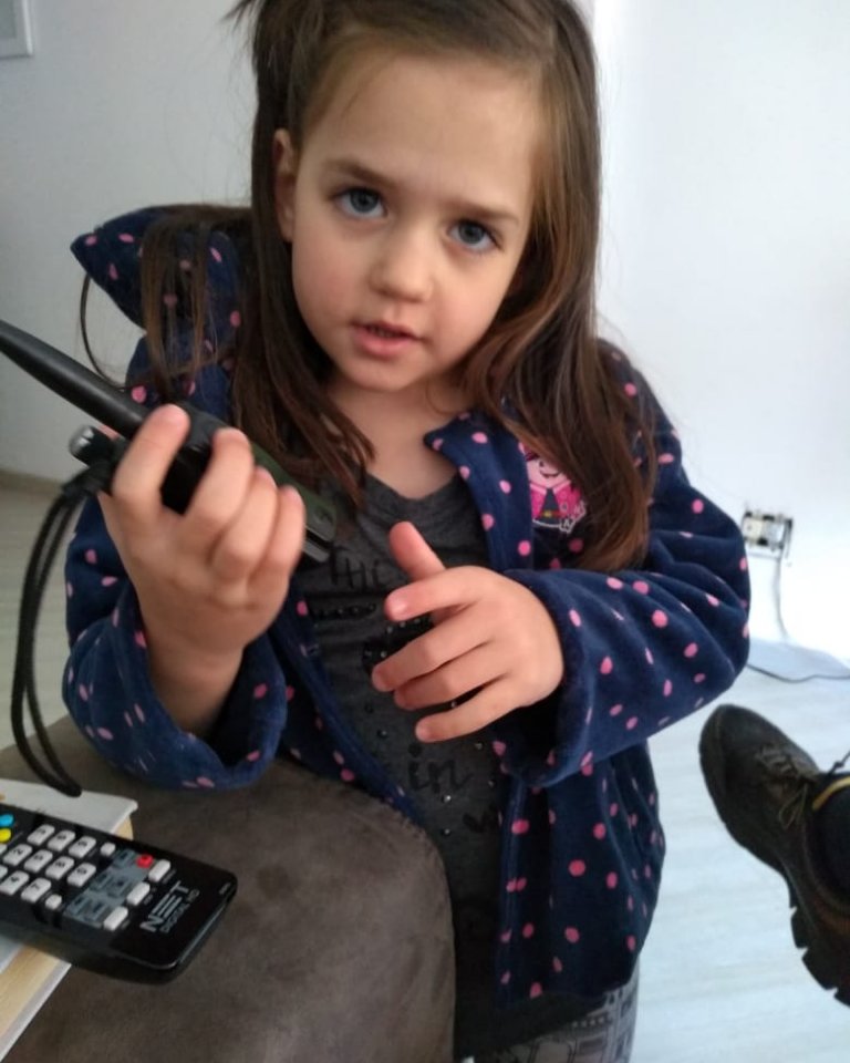RadioOSG's tweet photo. Futura radioamadora, conforme os ensinamentos da família.
.
.
.
.
.
#hamradio #amateurradio #radioamador #vhf #lotw #cqwwvhf #avhfc #bsbvhf #kidsday #fieldday #antenna #telecom https://t.co/GKlfrBkiX9