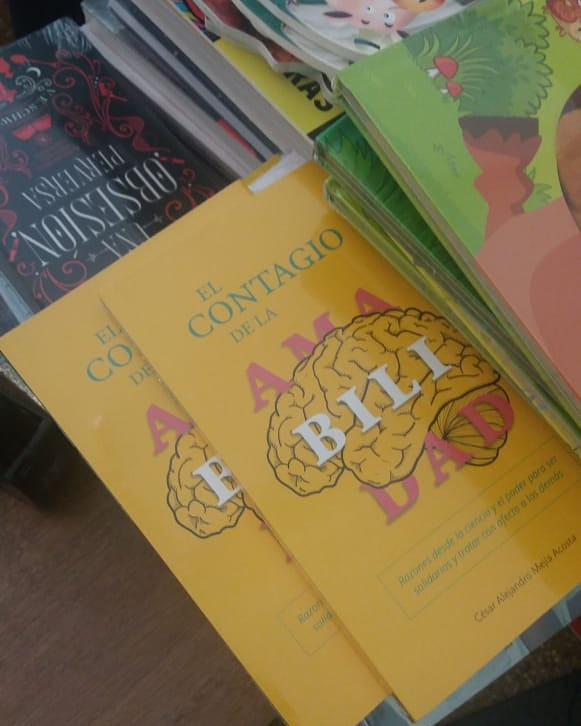 Cesar_Mejia's tweet photo. Esta foto tan simple es sumamente valiosa, significa que El Contagio de la Amabilidad se distribuye en este momento por las diez sedes de @edicioneshispanicas. Es mi primer libro, mi primer hijo, me emociona porque ahora mi mensaje estará a la mano para ayudar a mejorar sociedad. https://t.co/dUtzEgsvUi