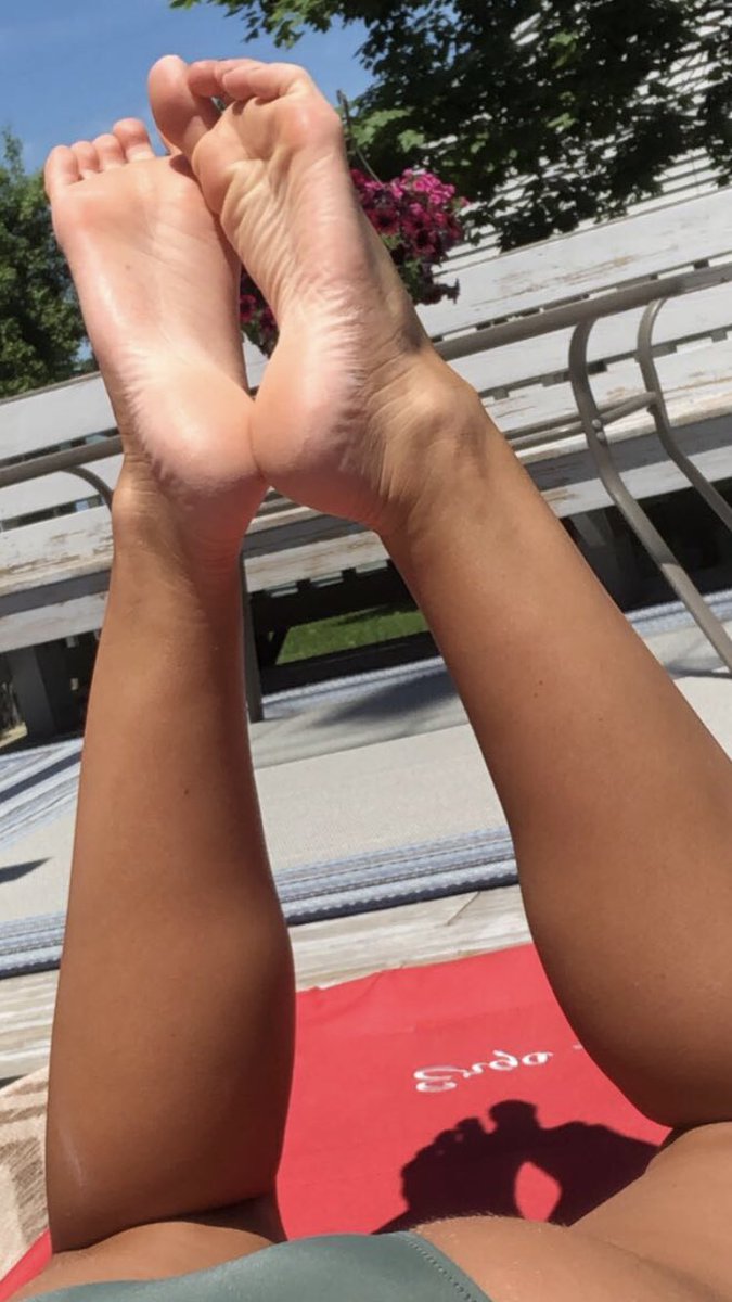 HallieLanders's tweet photo. Layin’ out 🔥☀️  whose buyin? #footpics #nudes #hotsoles https://t.co/yAElqCo14f