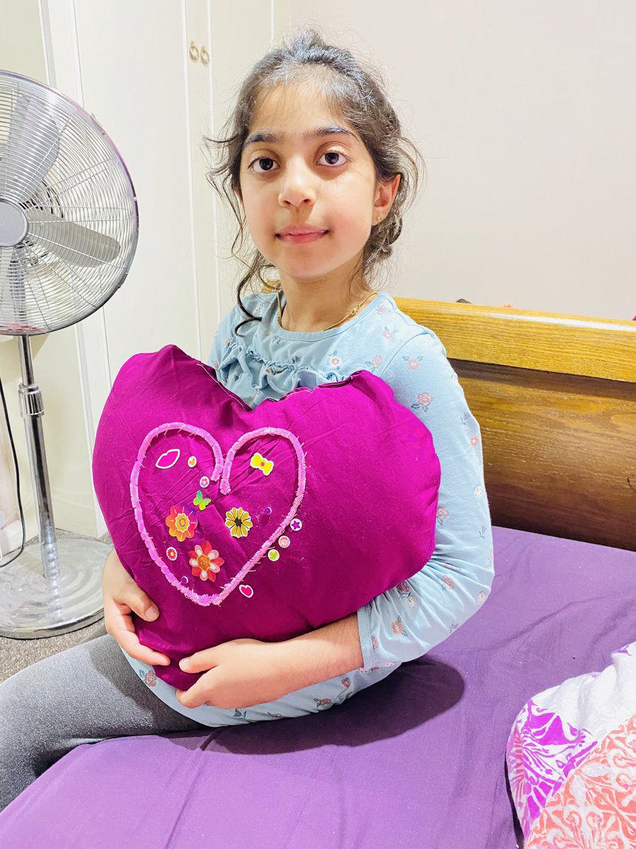 Aroojal75100186's tweet photo. @MissSmikle today Anousha made her pillow she done her homework art task 😍 https://t.co/LgTG0Ho98r