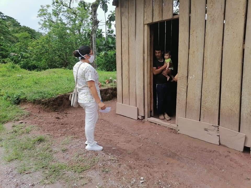 SocorroAltami12's tweet photo. #WASLALAFSLN 🇦🇴 🏥Ministerio de salud através del Minsa_waslala, realizan visitas casa a casa en la búsqueda de pacientes con sintomatologia respiratoria vs Covid-19, en el casco urbano del Municipio. 🔴⚫ https://t.co/KtVSFQFZkE