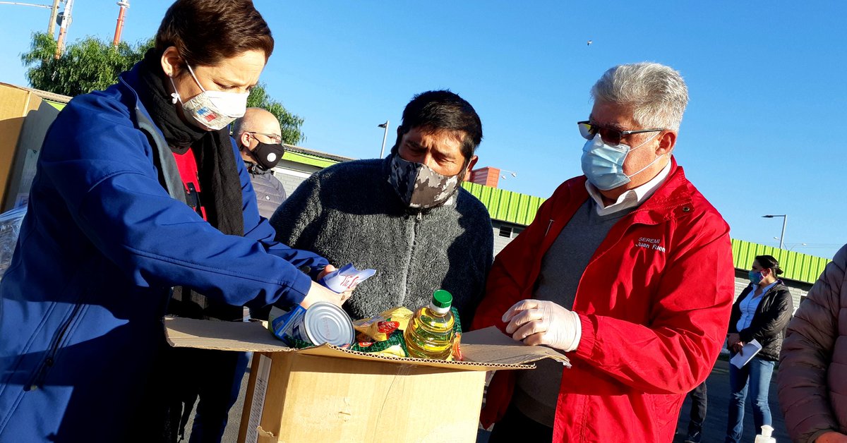 gorecoquimbo's tweet photo. Trabajadores de microbuses #LaSerena #Coquimbo reciben cerca de 400 cajas de #AlimentosParaChile📦
🚌#Lincosur #Lisanco #Liserco🚌 https://t.co/bWFqZQgD4i