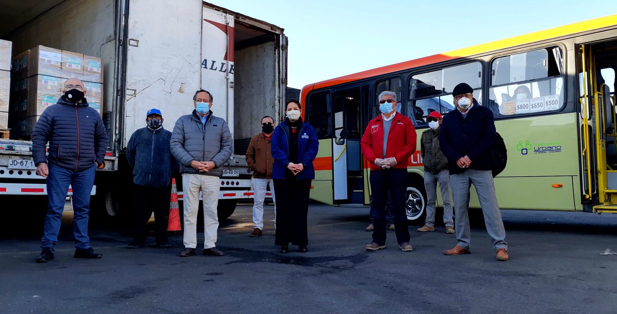 gorecoquimbo's tweet photo. Trabajadores de microbuses #LaSerena #Coquimbo reciben cerca de 400 cajas de #AlimentosParaChile📦
🚌#Lincosur #Lisanco #Liserco🚌 https://t.co/bWFqZQgD4i