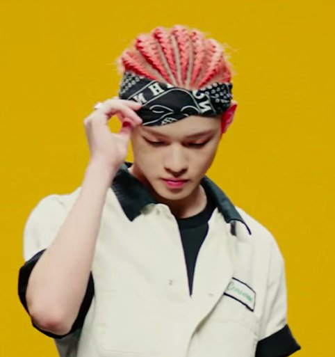NCT CHENLE WEARING CORNROWS