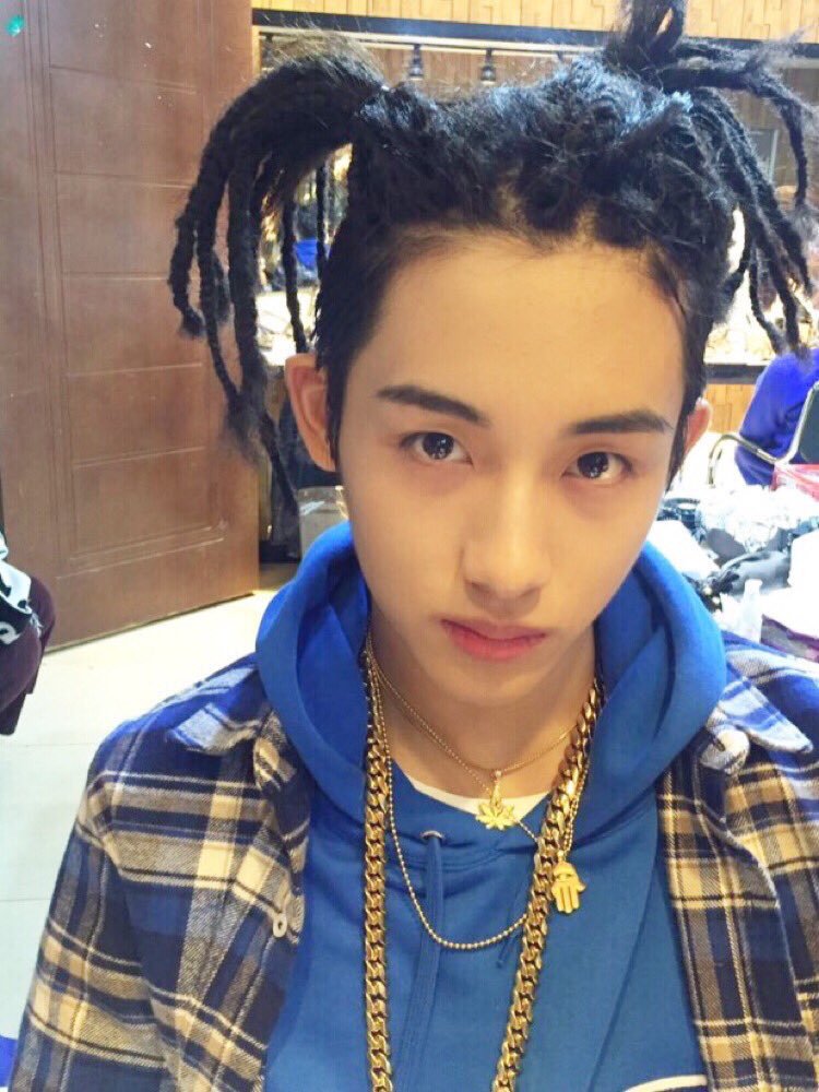 NCT CHENLE WEARING CORNROWS