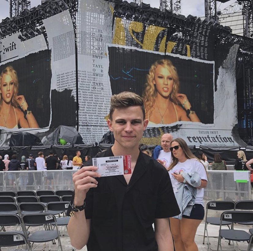 asugarboo's tweet photo. 2 years ago in Manchester my dream came true: I saw Taylor live! #repTourManchester https://t.co/FyFkxsDBXi