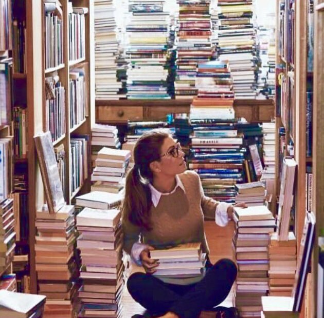 escritoras_arg's tweet photo. Si a tu novia le gusta leer, cuídala. Las chicas lectoras son una especie en extinción!! #chicalectora #libros #leer #read #lectura #mujeresqueleen https://t.co/y9vBWF1Wa7