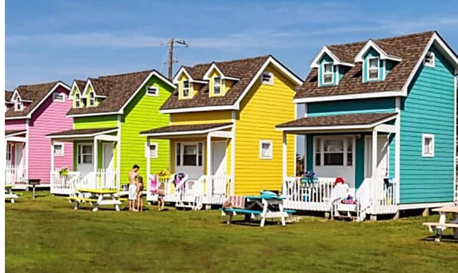 NikNakFannyFat's tweet photo. @TheSimsFreePlay please oh please can we have brightly colored siding, and shorter exterior stairs in more than one color - preferable to match the balcony railings (we call it a porch ๐) and Iโm still voting for tiny houses! #simswishlist #thesimsfreeplay https://t.co/YQEAsyrkLa
