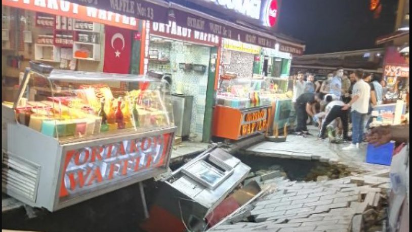 fatihtezcan's tweet photo. #SonDakika İstanbul’da CHP Belediyeciliği’nin yol açtığı yıkım artarak sürüyor! İBB ve Beşiktaş Belediyeleri’nin Ortaköy’de yaptıkları kazı sırasında yol çöktü: Yaralı 1 kadın hastaneye kaldırıldı! Trafik kilit! Esnaf ve vatandaş isyanda ama kimse korkudan CHP’ye ses çıkaramıyor! https://t.co/aCP13d1c5C