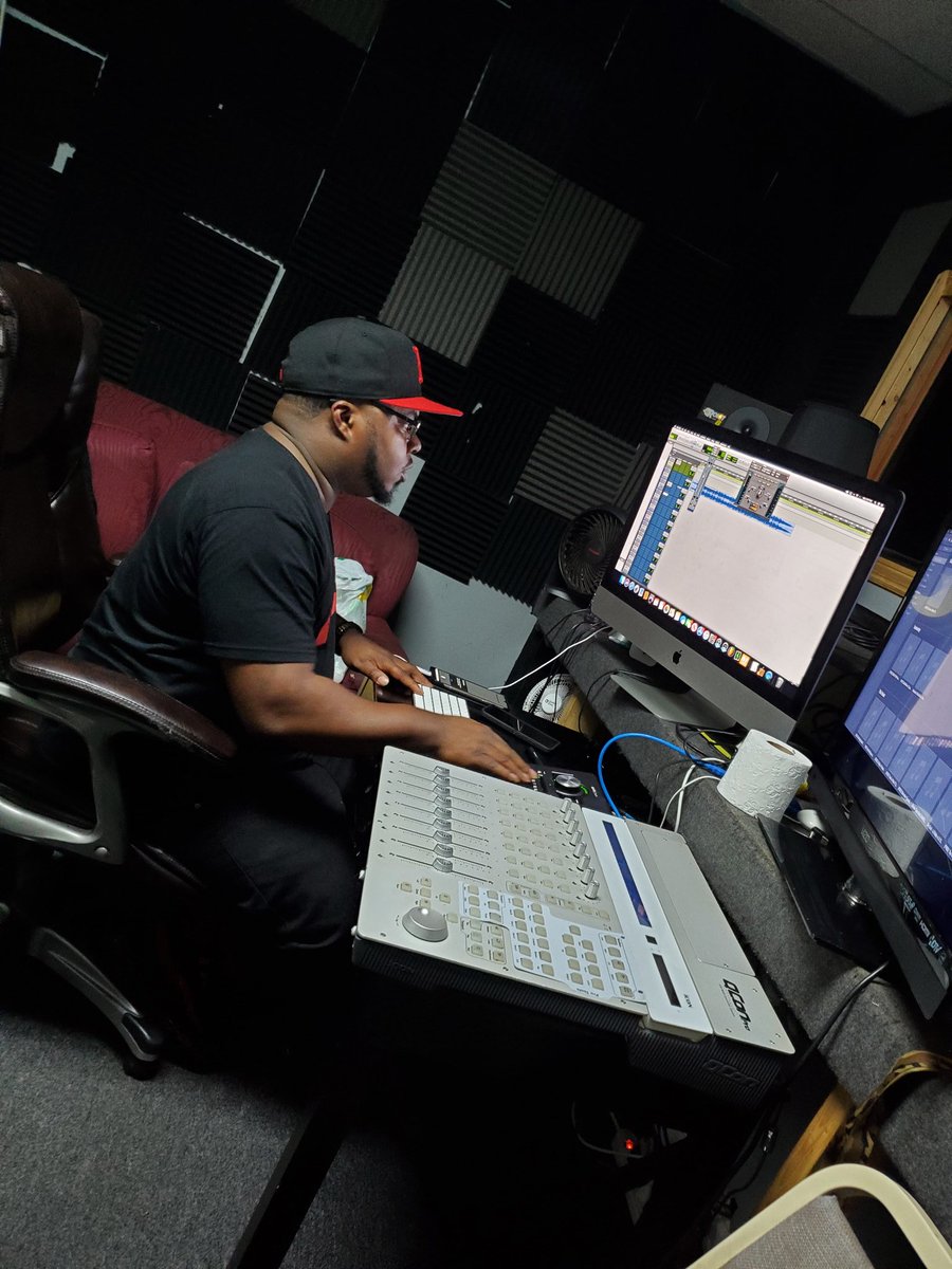 AdamSwoosh01's tweet photo. If you wanna record or get a song mixed, DM me right now!! #port2port https://t.co/VovqKkk1j7