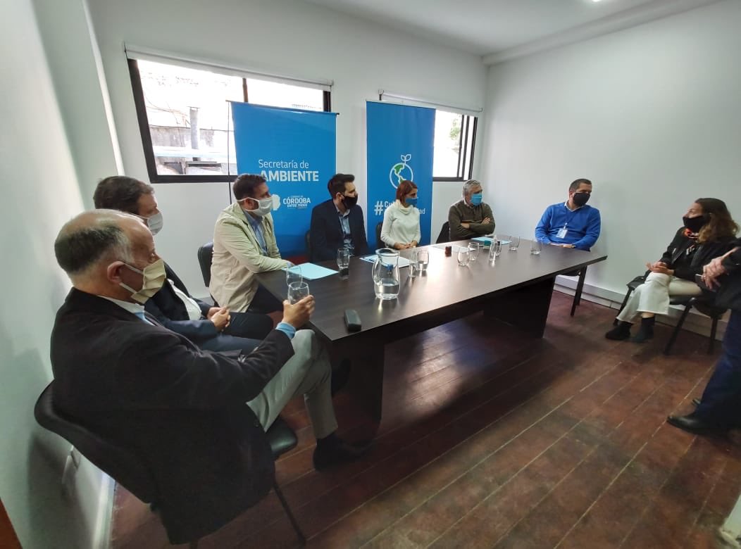 JorgeFolloni's tweet photo. Junto a la Secretaria de Ambiente de la Provincia de Córdoba, @CamdelasSierras y @CordobaOyS firmamos un convenio para la erradicación de micro y macro basurales en la ciudad, para así, lograr mejorar el tratamiento de la basura♻️🚯 https://t.co/M4dXpT1oeS