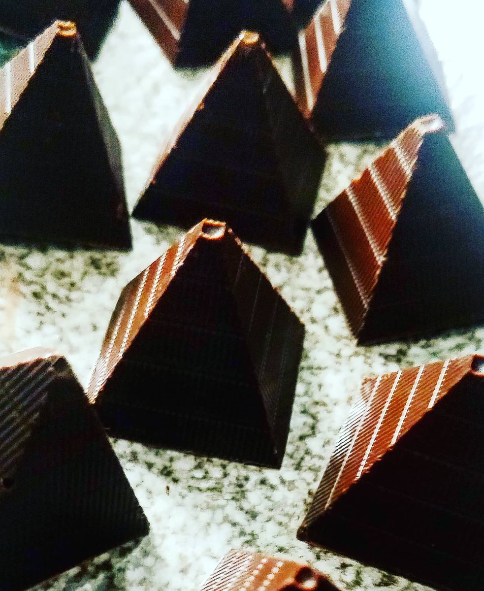 rsfinechocolate's tweet photo. The Classic Pyramint Chocolate - suitable for vegan diet 💚 love to recreate the old retro classics which we put our own style on 🌴🌴 #pyramint https://t.co/AGRQikE8ll