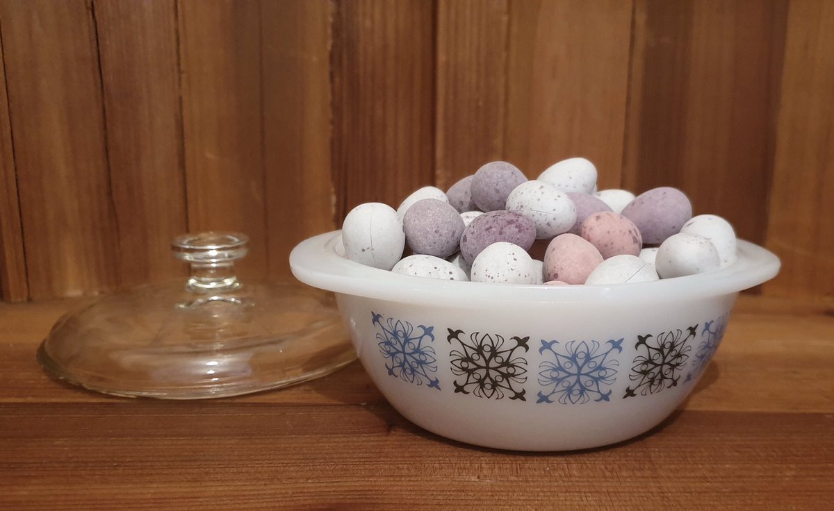 PartyPyrex's tweet photo. Monday’s Pyrex Pick Me Up is this dear little Chelsea mini, proving that small is definitely beautiful at https://t.co/gej0YpjsaV! #VintagePyrex #RetroKitchenware https://t.co/YTHh8KsxkT