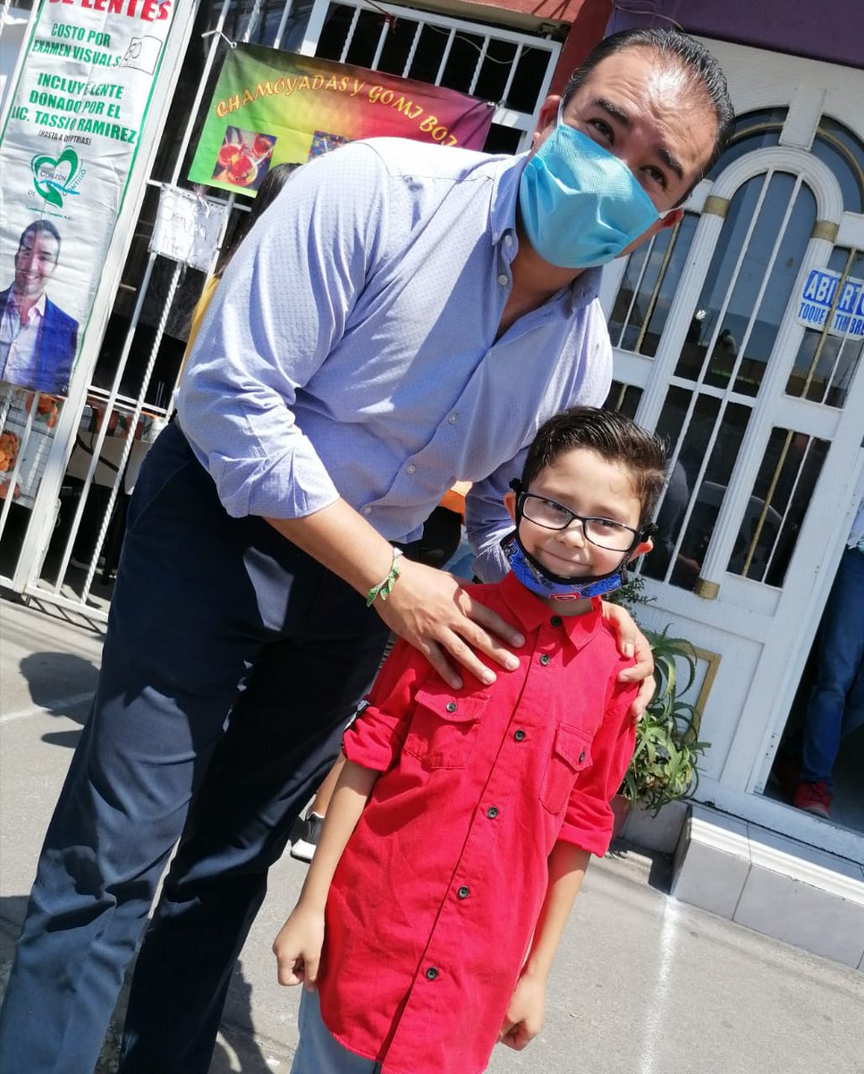 TassioEca's tweet photo. La pandemia no debe evitar que los líderes sociales sigamos apoyando a quien más lo necesita, ahora más que nunca los ciudadanos requieren nuestro apoyo. 💚
En la colonia #Héroes 1ra sección, realicé la #Jornada Itinerante de #SaludVisual, donde realicé la donación de 32 lentes. https://t.co/mJdKFFUcEm
