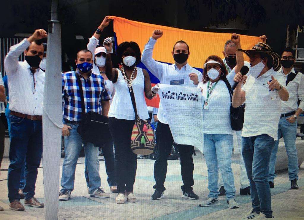 Colabol1's tweet photo. Los Abogados también nos pronunciamos frente a la coyuntura actual. Es el comienzo de un cambio estructural y trascendental. #Abogadoslitigantes #Coronavirus #Derechoaltrabajo #Diginidaddelabogado

@CPenalistas @Alediaganet 

 https://t.co/pIFMZ2uqsQ https://t.co/YiuxxZtiBj