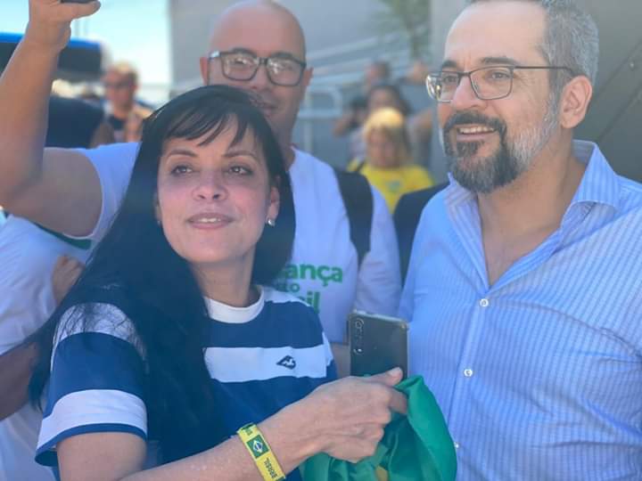 MaffeiEliane's tweet photo. O nosso Ministro da Educação  @AbrahamWeint foi ao hotel, onde os ativistas se encontravam  para se despedir dos Patriotas. Uma humildade em pessoa.🇧🇷💛💚💙 Deus Salve o Brasil.
"Os humilhados serão exautados". https://t.co/5mr3M8rTMl