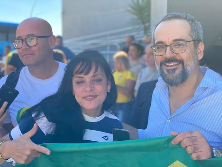 MaffeiEliane's tweet photo. O nosso Ministro da Educação  @AbrahamWeint foi ao hotel, onde os ativistas se encontravam  para se despedir dos Patriotas. Uma humildade em pessoa.🇧🇷💛💚💙 Deus Salve o Brasil.
"Os humilhados serão exautados". https://t.co/5mr3M8rTMl