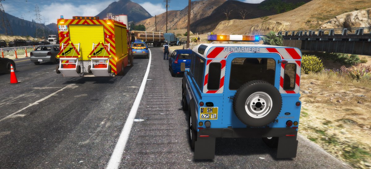 LebretonKevin's tweet photo. Ce soir, un grave accident impliquant un poids-lourd et un véhicule s'est déroulé sur l'autoroute. 
Des premières constatations, les freins du poids-lourd ont lâché. 
Un important dispositif de sécurisation côté @fosdcpj, @PompiersSDCPJ  et #DIR_SDCPJ https://t.co/Xpti3m8gvS