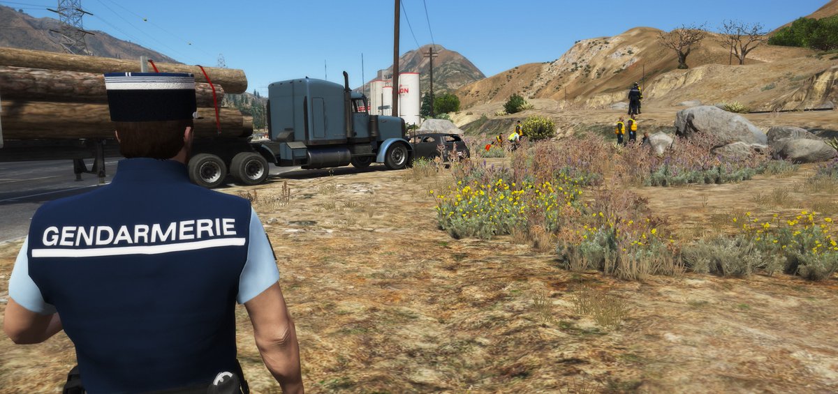 Ce soir, un grave accident impliquant un poids-lourd et un véhicule s'est déroulé sur l'autoroute. 
Des premières constatations, les freins du poids-lourd ont lâché. 
Un important dispositif de sécurisation côté @fosdcpj, <a href="/PompiersSDCPJ/">Pompiers SDCPJ</a>  et #DIR_SDCPJ