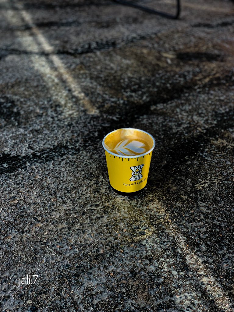 كُوب قَهوة بين أشِعّة الشَّمْس🧡🧡.