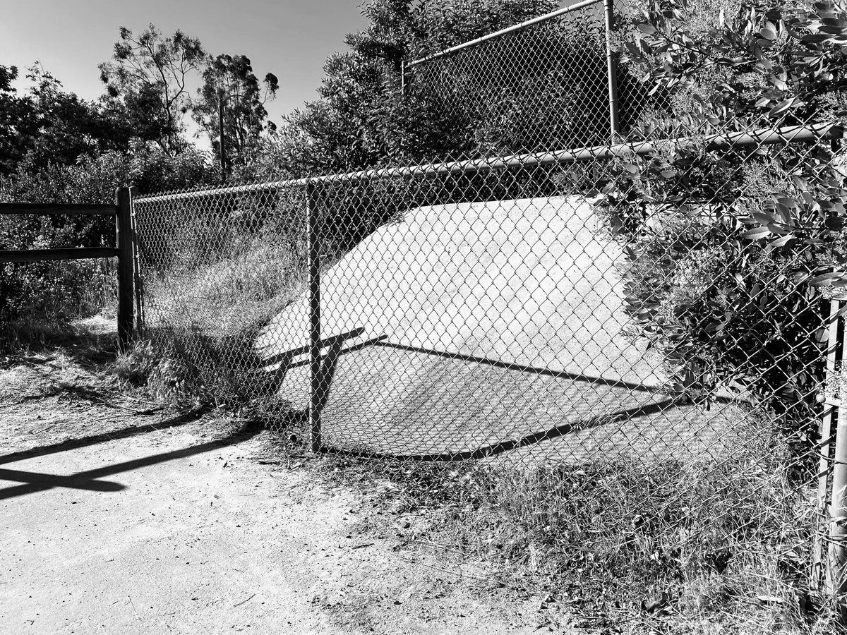 eilnshah's tweet photo. the fence #chain_link #fence #rock #park #trail #nature #NaturePhotography #bnw #bnw_captures #bnwphotography #shadows https://t.co/nJYG08E5cB