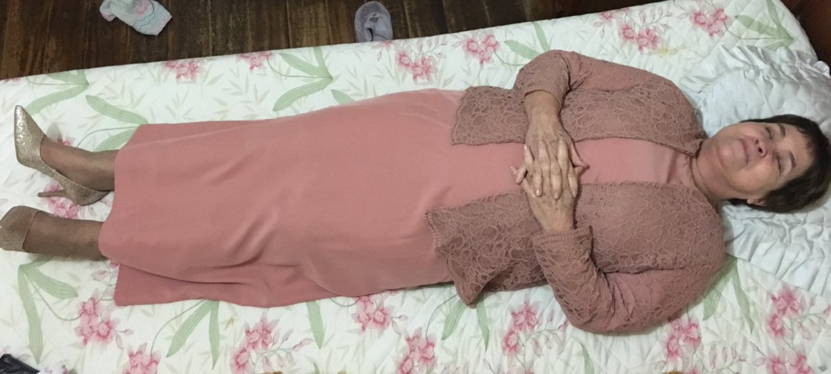 baeuseila's tweet photo. Lembrando do dia em que a minha vó vestiu a roupa que ela quer ser enterrada e pediu pra eu tirar foto pra ela ver como vai ficar no fatídico dia https://t.co/4sIVGtNs0m