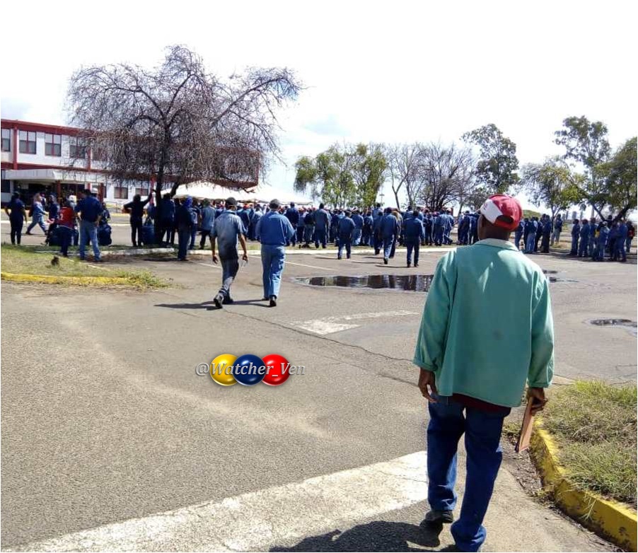 Watcher_Ven's tweet photo. #8Jun / Sidor fue la siderúrgica más importante de Latam, los sidoristas eran bien pagados más beneficios, tenían poder adquisitivo, ahorraban, viajaban, mantenían sus familias. Hoy hacen una cola por 2 pollos y una mortadela / #Guayana https://t.co/pd7c5aWpke
