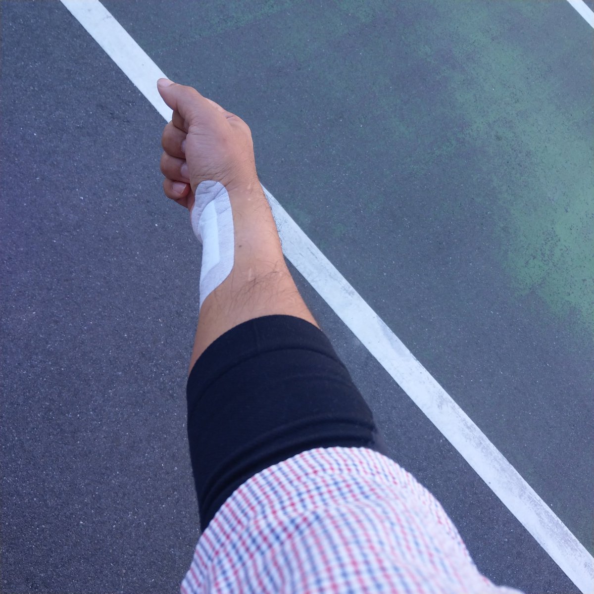 木下 英明 寝てたら 腕の関節が痛くなって ひじ用のサポーターはめてみたら こんな感じに 右手首骨折から一年ちょっと 手首に埋めたプレート除去済み それなりに経過は良好 腕の関節が痛む ひじ用サポーター スポーツ選手選手ではないのにそれなり