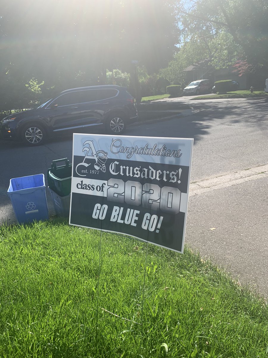 sandracab1980's tweet image. Love the signs 👌🏼#assumptiongrads2020 #gobluego