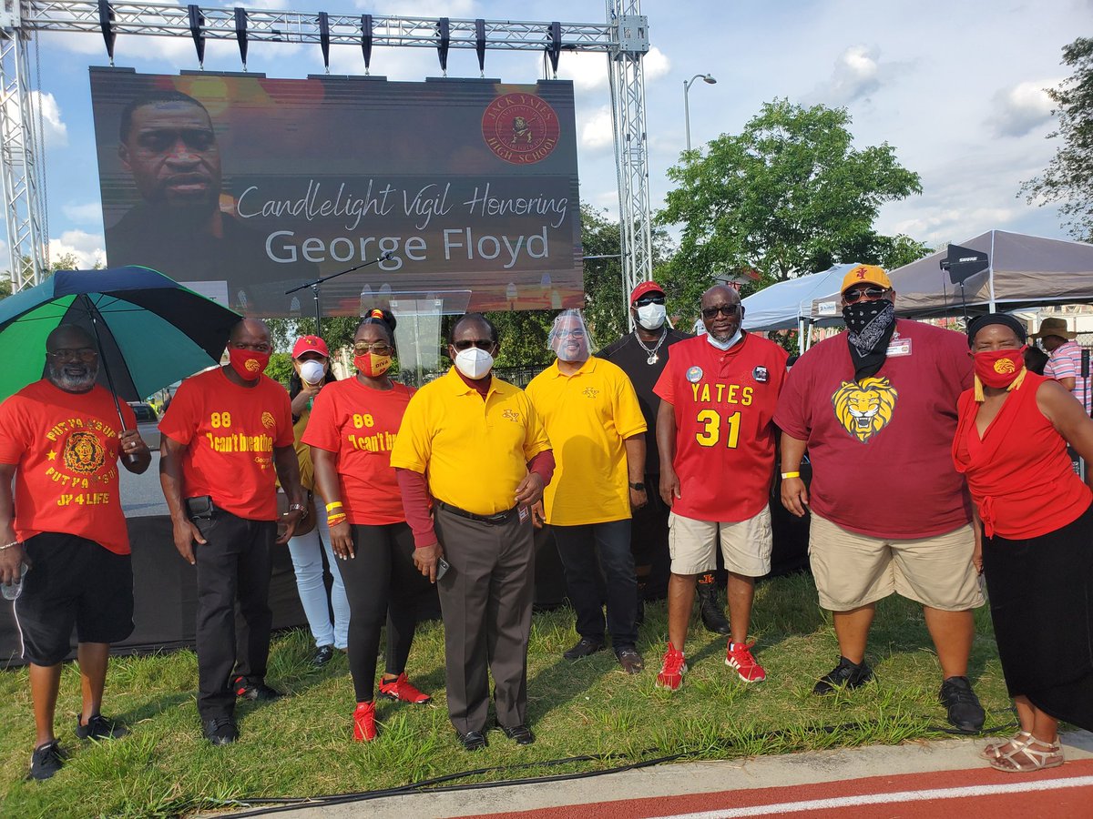 BlueLove_1920's tweet photo. Preparing for the George Floyd Candlelight Vigil #JYFLY #JY4LIFE https://t.co/9B9VXKXKth