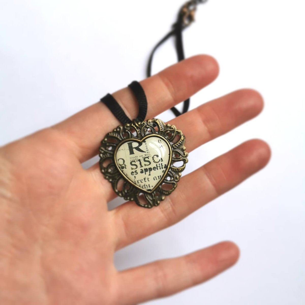 k8purcell's tweet photo. Lightweight vintage heart choker

#handmade #statement #necklace #shabbychic #heart #vintage #choker https://t.co/chzH65D4fG