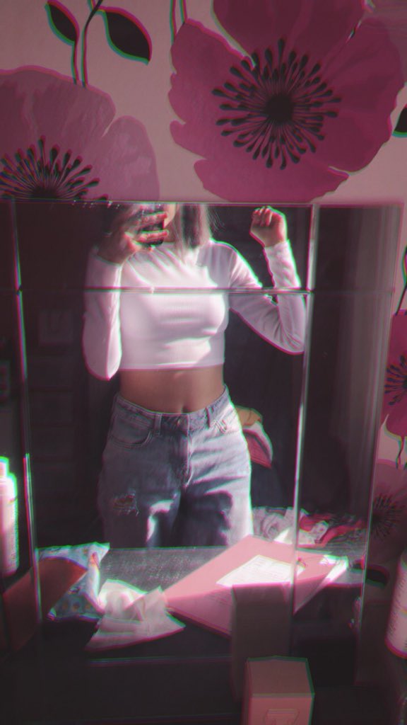 emilyymoffatt's tweet photo. I use to get ‘fuck she’s anorexic’ ‘are you starving yourself’ or ‘you need to eat more’ and it got me down, crying every night before I go to bed. hardly slept thinking about the comments but now I’m loving myself again🥺🥰 https://t.co/Jct3jbyFJV